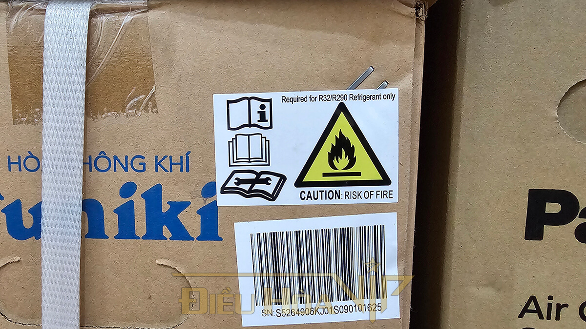 Biểu tượng gas R32 dễ cháy trên cục nóng điều hòa
